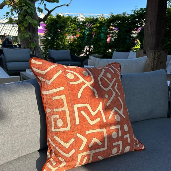 Coussin d'extérieur Trojan Brick Outdoor Fibre creuse | Andrew Martin - vue de détail | REMO-HOME