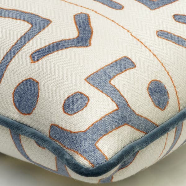 Coussin décoratif Ashanti Denim / White Plumes durables | Andrew Ma... - vue de détail | REMO-HOME
