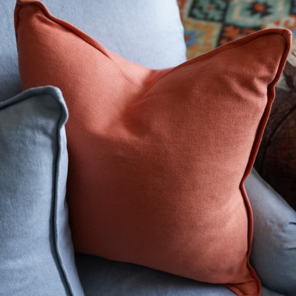 Coussin décoratif Rocco Orange Plumes durables | Andrew Martin - vue de détail | REMO-HOME