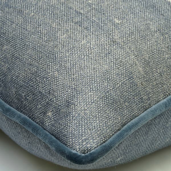 Coussin décoratif Jericho Denim Plumes durables | Andrew Martin - vue de détail | REMO-HOME