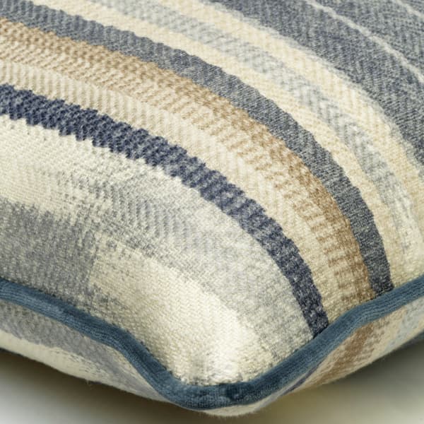 Coussin décoratif Nineveh Denim Plumes durables | Andrew Martin - vue de détail | REMO-HOME