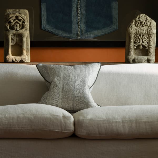 Coussin décoratif Isthmus Smoke Plumes durables | Andrew Martin - vue de détail | REMO-HOME