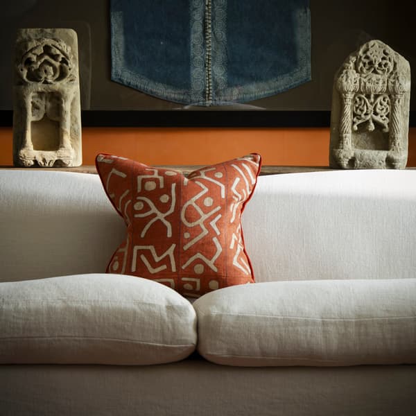 Coussin décoratif Ashanti Brick Plumes durables | Andrew Martin - vue de détail | REMO-HOME