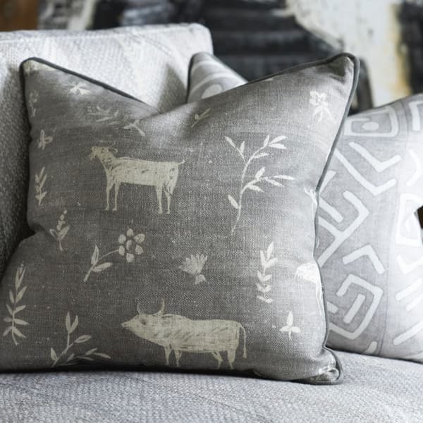 Coussin décoratif Avebury Smoke Plumes durables | Andrew Martin - vue de détail | REMO-HOME