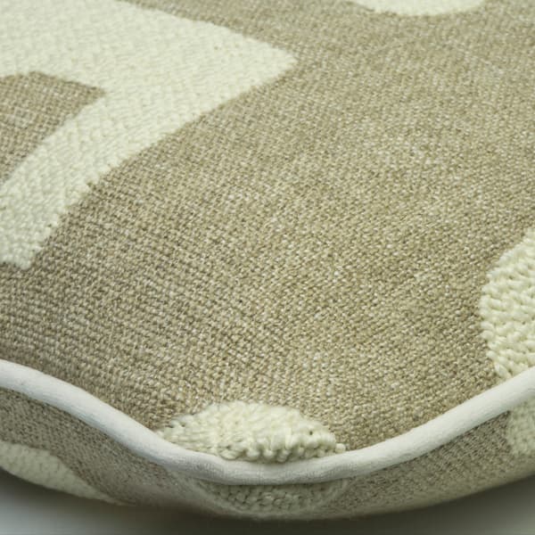Coussin décoratif Peru Ivory Plumes durables | Andrew Martin - vue de détail | REMO-HOME