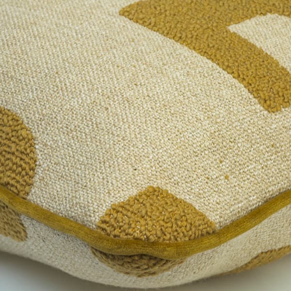 Coussin décoratif Peru Olive Plumes durables | Andrew Martin - vue de détail | REMO-HOME