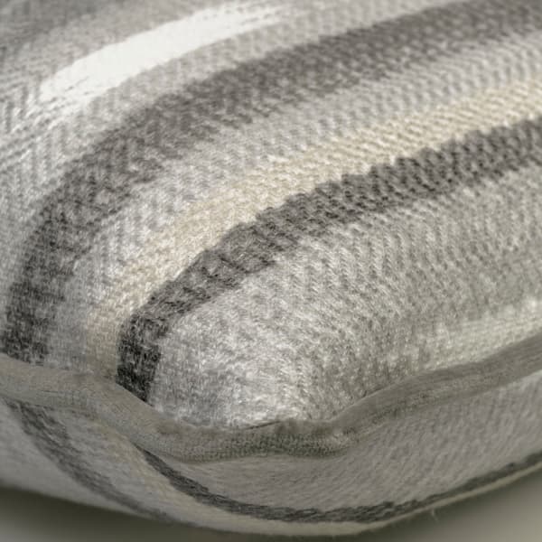 Coussin décoratif Nineveh Smoke Plumes durables | Andrew Martin - vue de détail | REMO-HOME