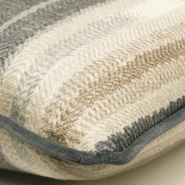 Coussin décoratif Nineveh Denim Plumes durables | Andrew Martin - vue de détail | REMO-HOME