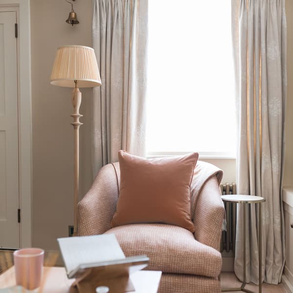 Coussin décoratif Medici Old Rose Plumes durables | Andrew Martin - vue de détail | REMO-HOME