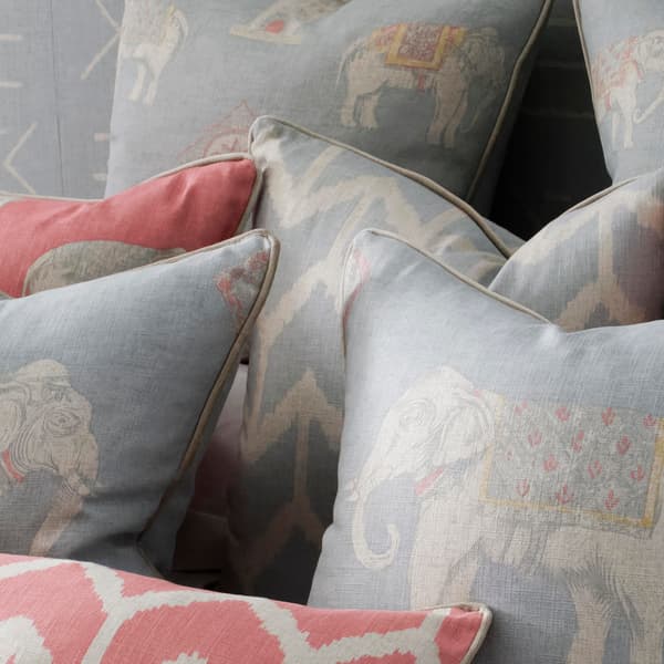 Coussin décoratif Jumbo Powder Plumes durables | Andrew Martin - vue de détail | REMO-HOME