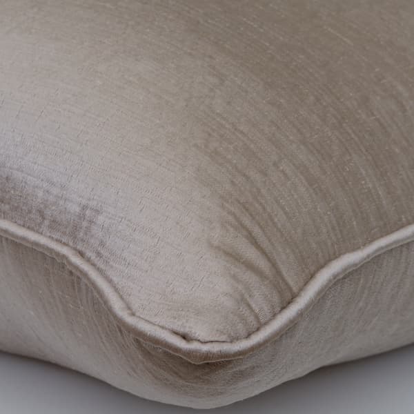 Coussin décoratif Columbus Cloud Plumes durables | Andrew Martin - vue de détail | REMO-HOME