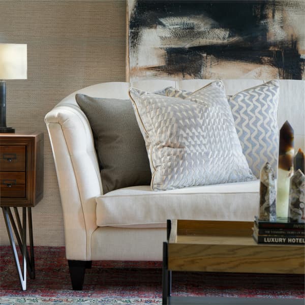 Coussin décoratif Hudson Smoke Plumes durables | Andrew Martin - vue de détail | REMO-HOME