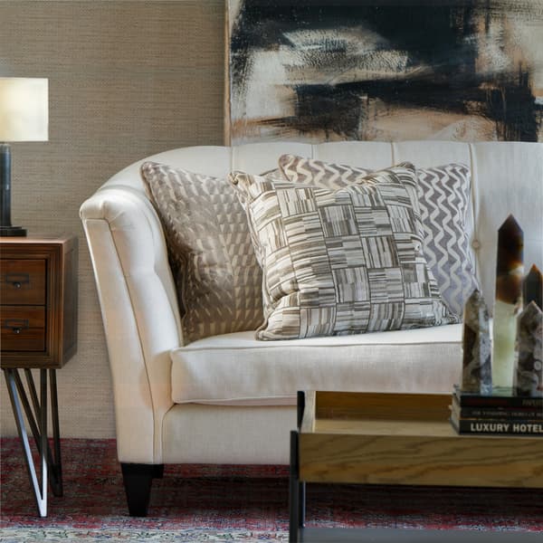 Coussin décoratif Lexington Taupe Plumes durables | Andrew Martin - vue de détail | REMO-HOME
