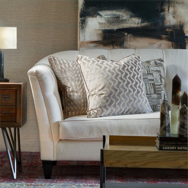 Coussin décoratif Hudson Taupe Plumes durables | Andrew Martin - vue de détail | REMO-HOME