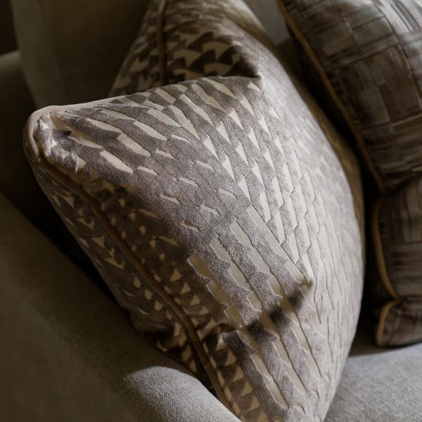 Coussin décoratif Park Taupe Plumes durables | Andrew Martin - vue de détail | REMO-HOME