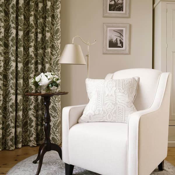 Coussin décoratif Totem Ivory Plumes durables | Andrew Martin - vue de détail | REMO-HOME