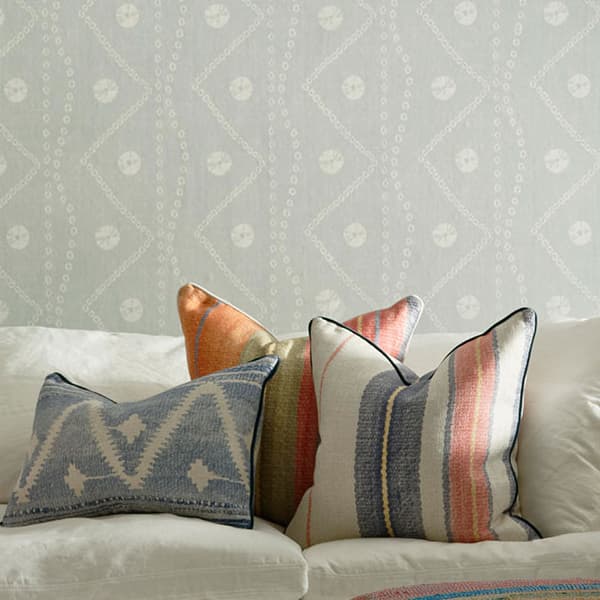 Coussin décoratif Elbrus Denim Plumes durables | Andrew Martin - vue de détail | REMO-HOME