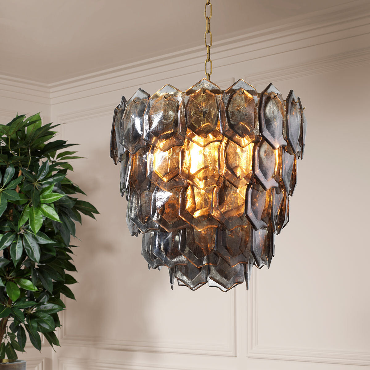 Chandelier en laiton vintage et verre fumé | Eichholtz Elias - vue de détail | REMO-HOME