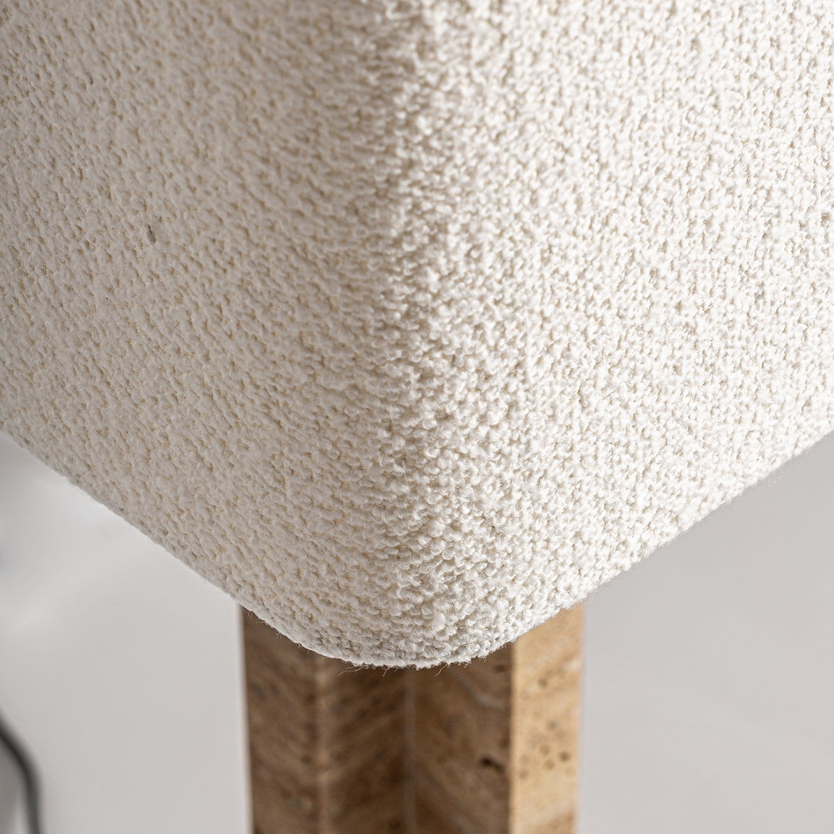 Lampe de table en travertin et bouclé crème | VICAL Bouclé | REMO, mobilier et décoration d'intérieur