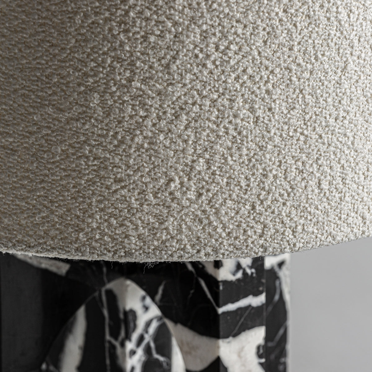 Lampe de table en marbre noir et bouclé crème | VICAL Mármol | REMO, mobilier et décoration d'intérieur