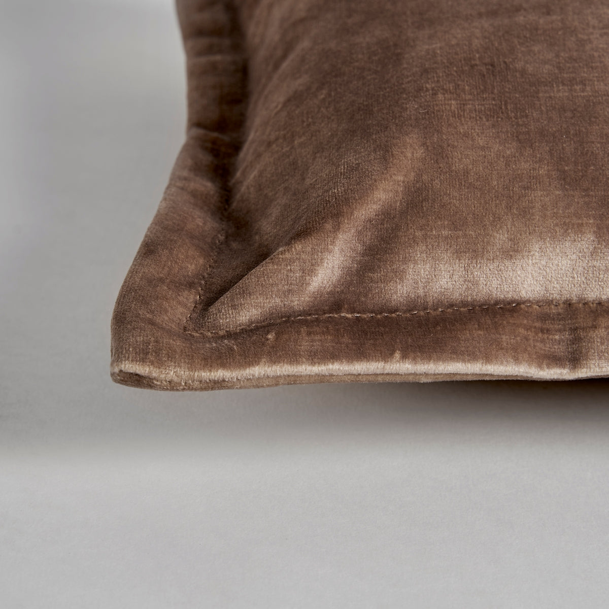 Coussin rectangulaire en velours marron | Vical Aricia | REMO, mobilier et décoration d'intérieur