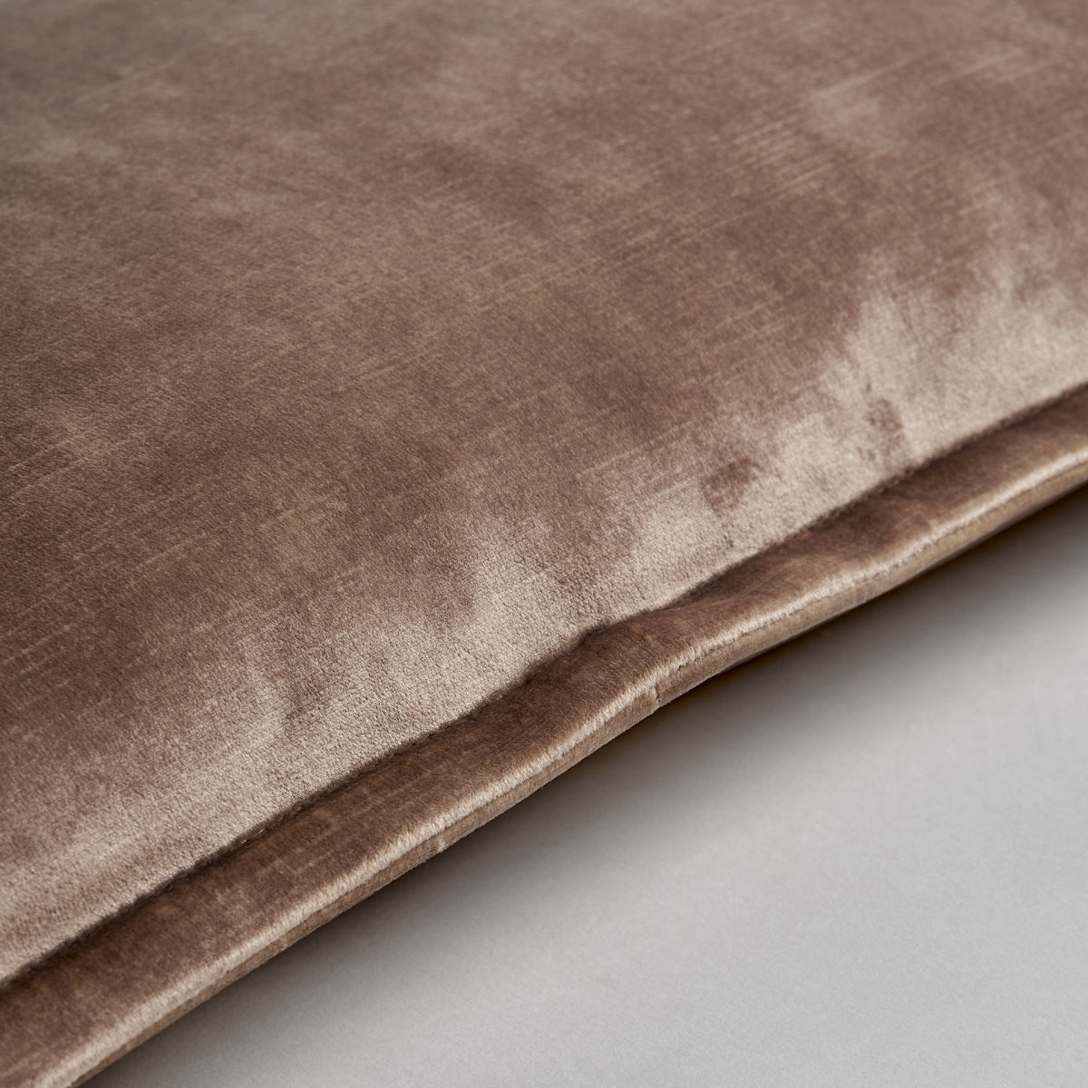 Coussin rectangulaire en velours marron | Vical Aricia | REMO, mobilier et décoration d'intérieur