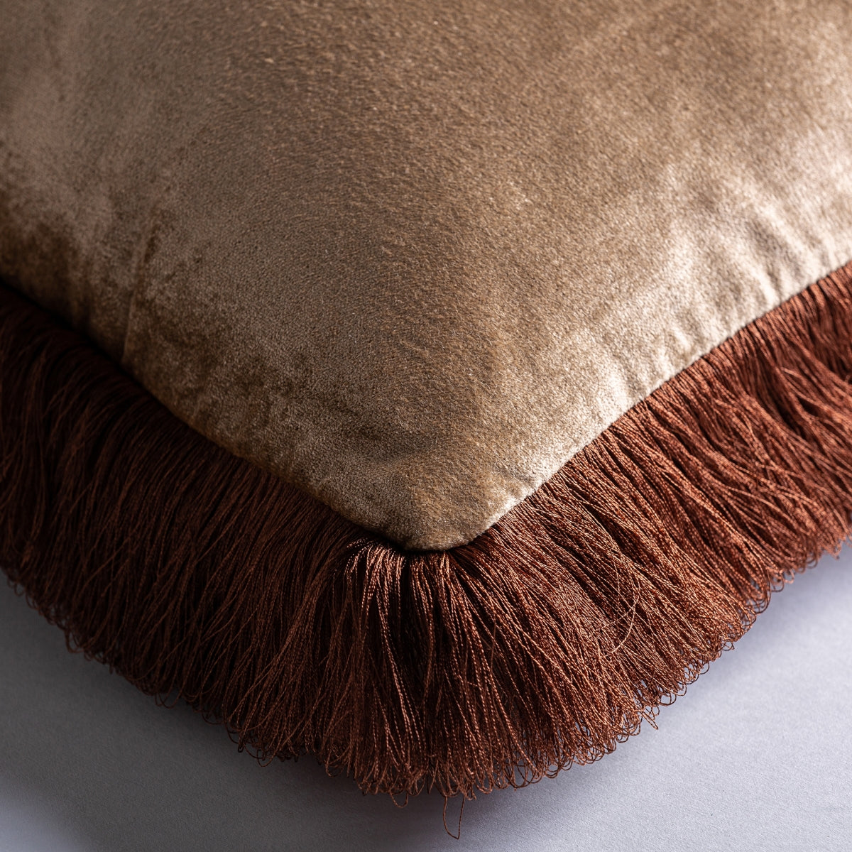 Coussin carré en velours beige | Vical Zaid | REMO, mobilier et décoration d'intérieur