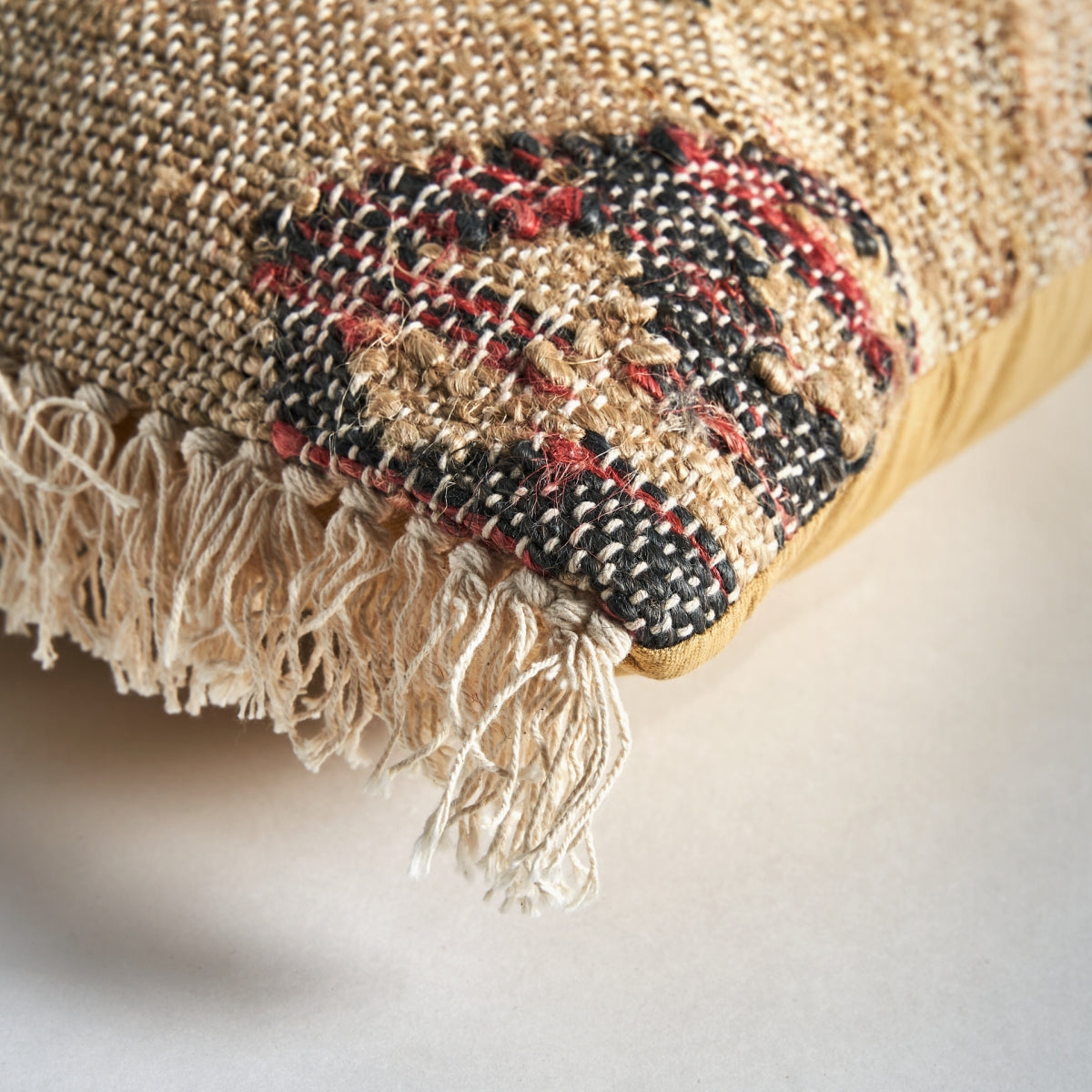 Coussin carré en jute à motifs | Vical Keith | REMO, mobilier et décoration d'intérieur