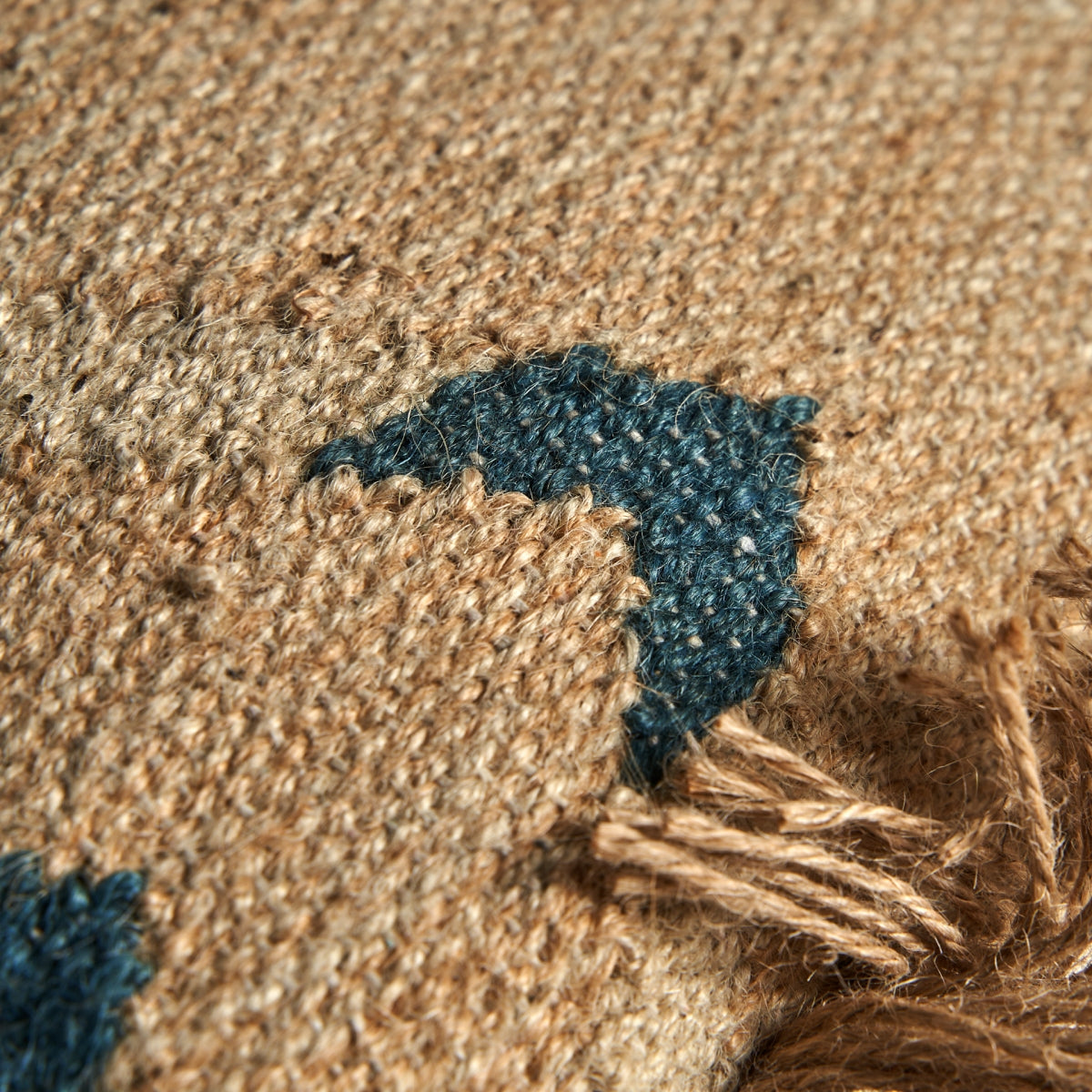 Coussin carré en jute marron/bleu kilim | Vical Keith | REMO, mobilier et décoration d'intérieur