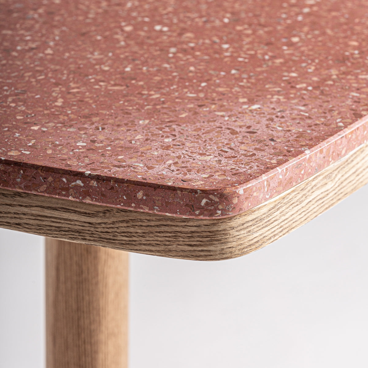 Table bistrot en terrazzo rouge | VICAL Alferce | REMO, mobilier et décoration d'intérieur