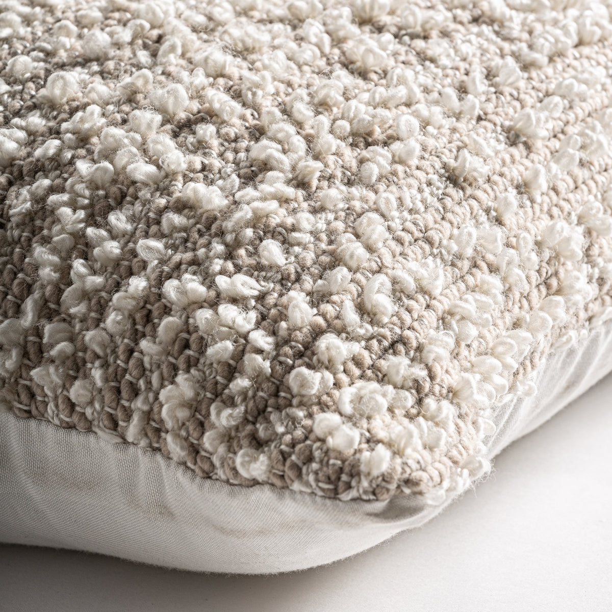 Coussin d'extérieur carré en tissu blanc/beige | Vical Aleph | REMO, mobilier et décoration d'extérieur