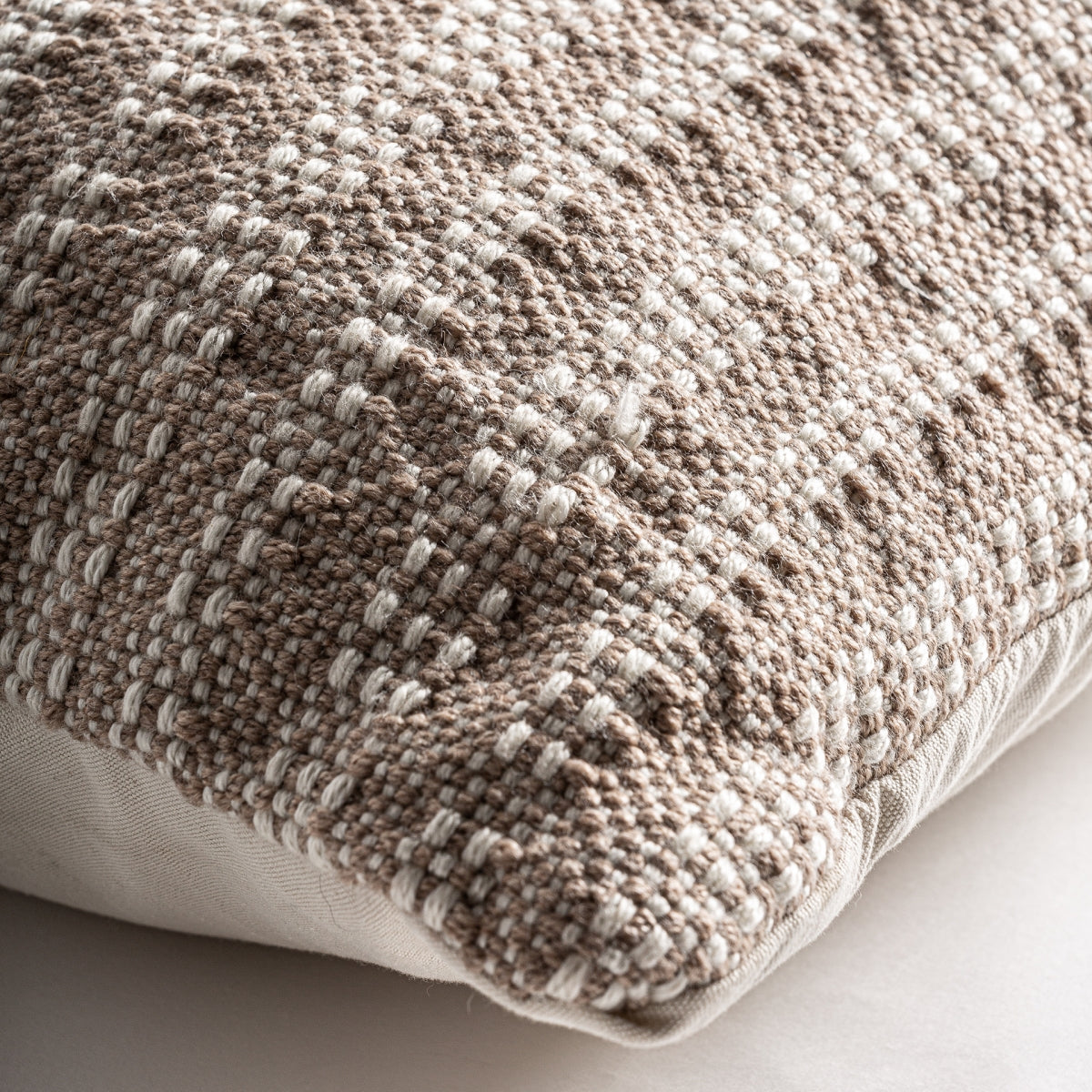 Coussin d'extérieur en tissu recyclé beige | Vical Kirho | REMO, mobilier et décoration d'extérieur