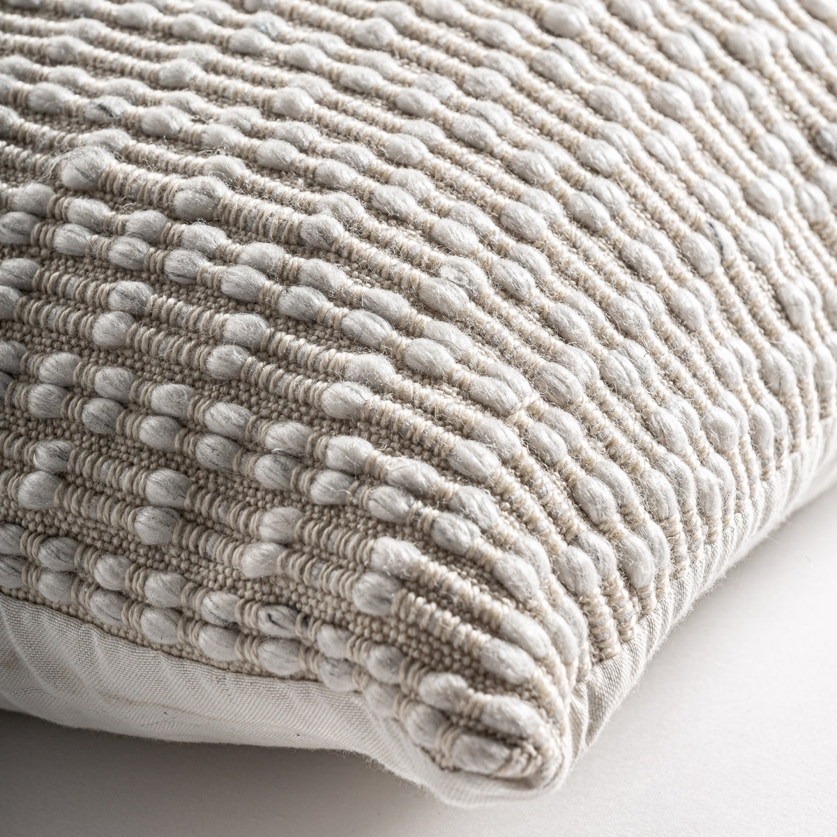 Coussin d'extérieur en tissu recyclé blanc cassé | Vical Alka | REMO, mobilier et décoration d'extérieur