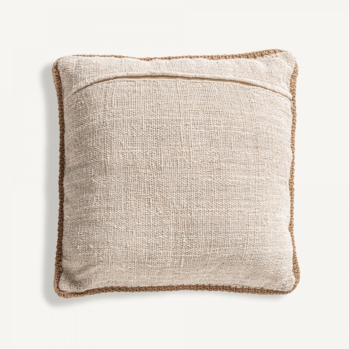 Coussin carré en tissu beige | Vical Serun | REMO, mobilier et décoration d'intérieur