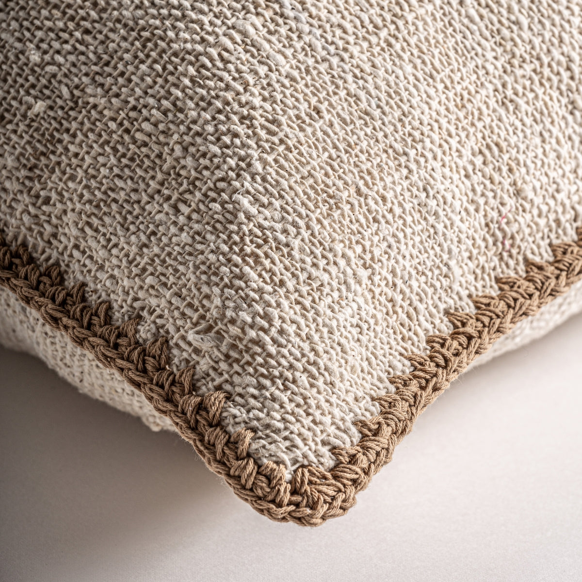 Coussin carré en tissu beige | Vical Serun | REMO, mobilier et décoration d'intérieur