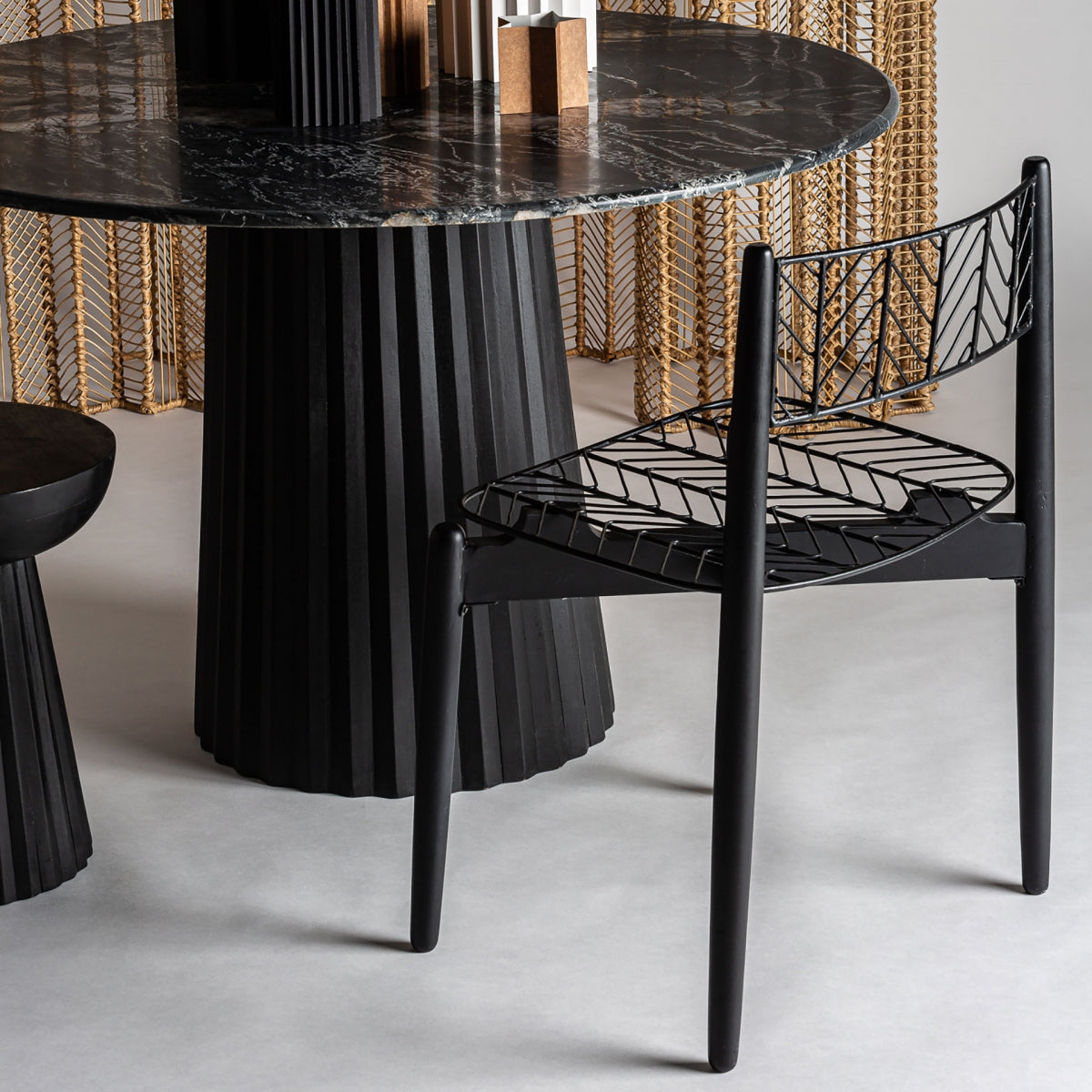 Table de salle à manger ronde en marbre noir | VICAL Wood | REMO, mobilier et décoration d'intérieur