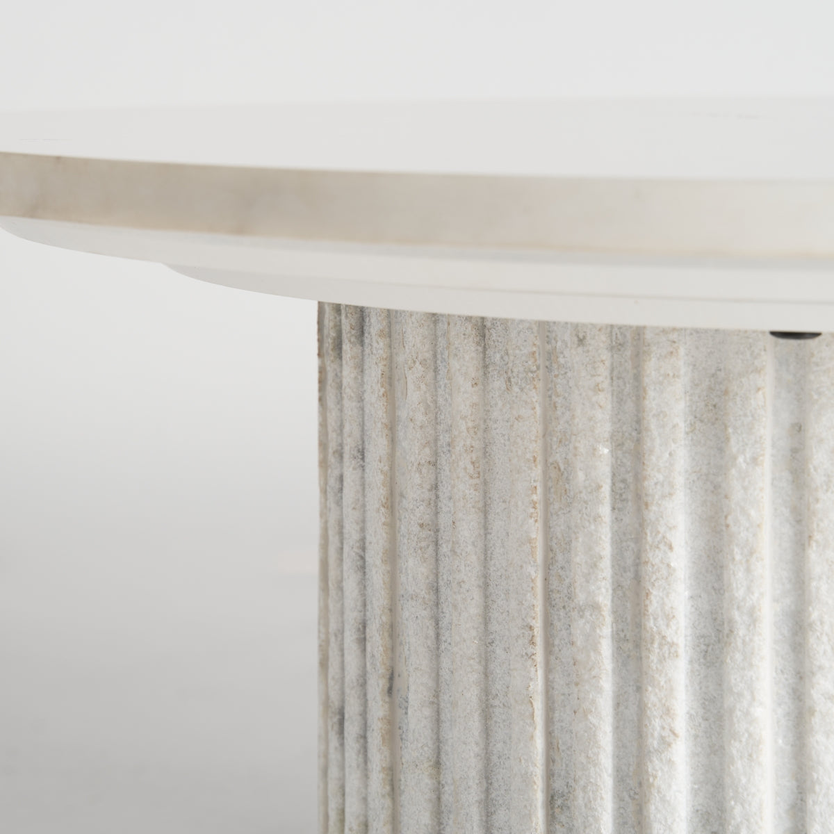 Table basse ronde en marbre blanc | VICAL Esches | REMO, mobilier et décoration d'intérieur