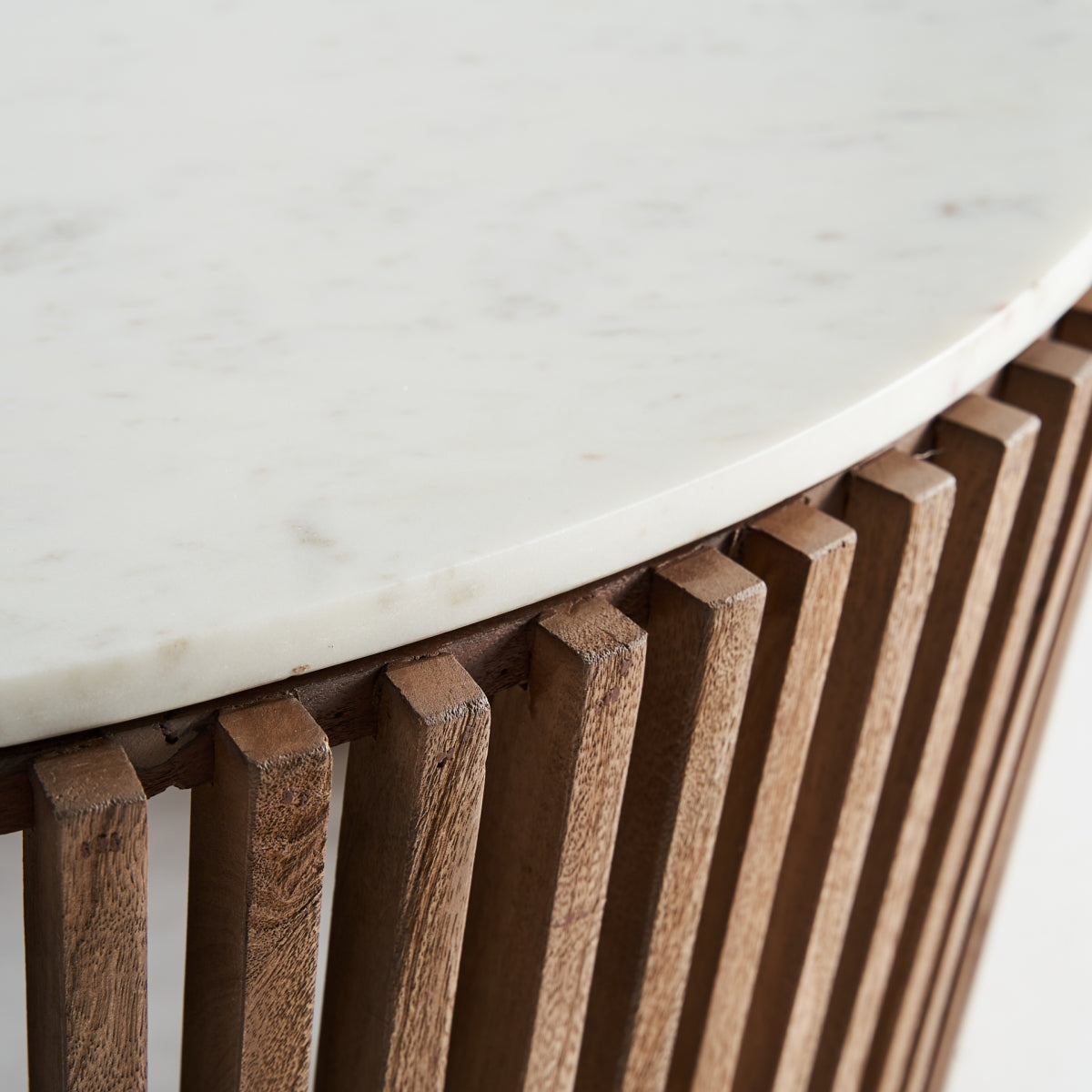 Table basse en bois d'acacia et marbre blanc | VICAL Goms | REMO, mobilier et décoration d'intérieur