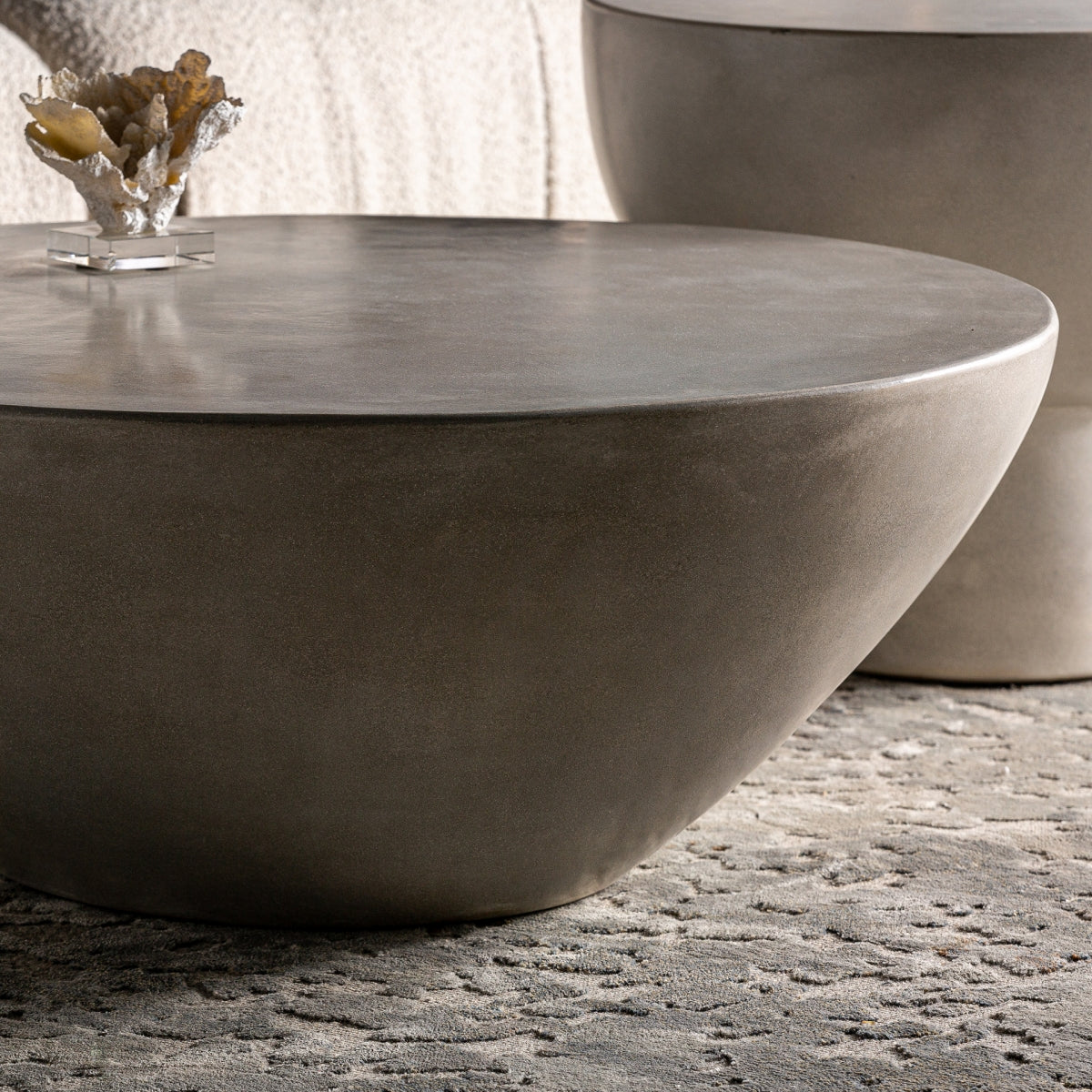 Table basse en ciment gris | VIDAL Telfs | REMO, mobilier et décoration d'intérieur