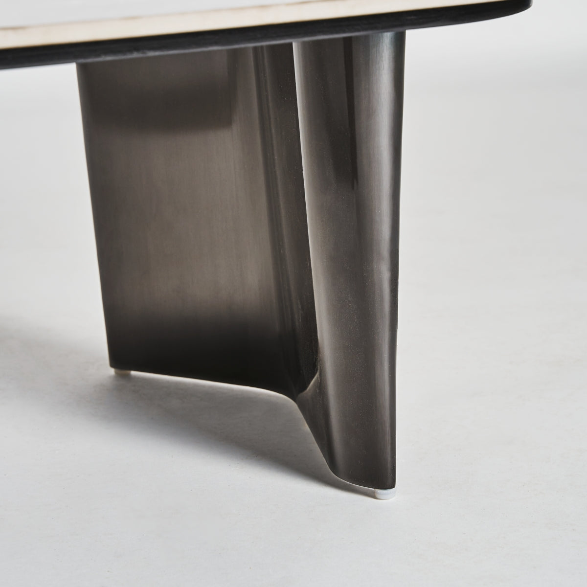 Table basse en marbre et laiton bruni | VIDAL Kalvatn L | REMO, mobilier et décoration d'intérieur