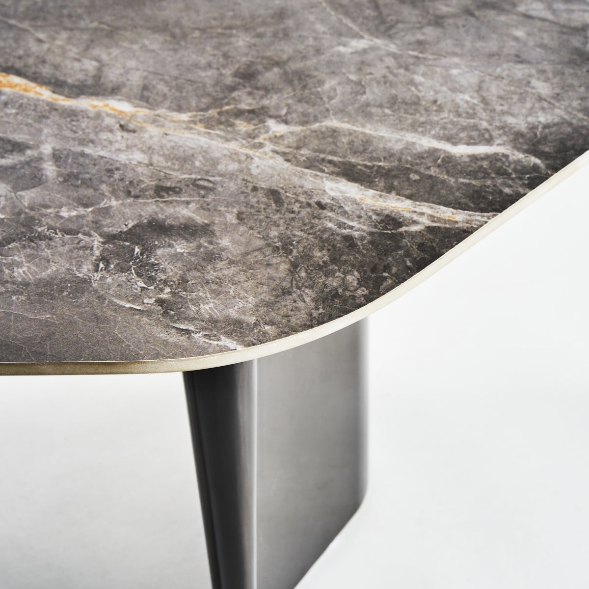 Table basse en marbre et laiton bruni | VIDAL Kalvatn S | REMO, mobilier et décoration d'intérieur