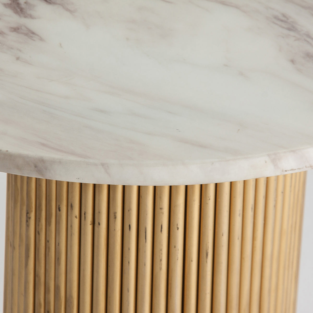 Table d'appoint en marbre blanc et laiton | VICAL Coen | REMO, mobilier et décoration d'intérieur