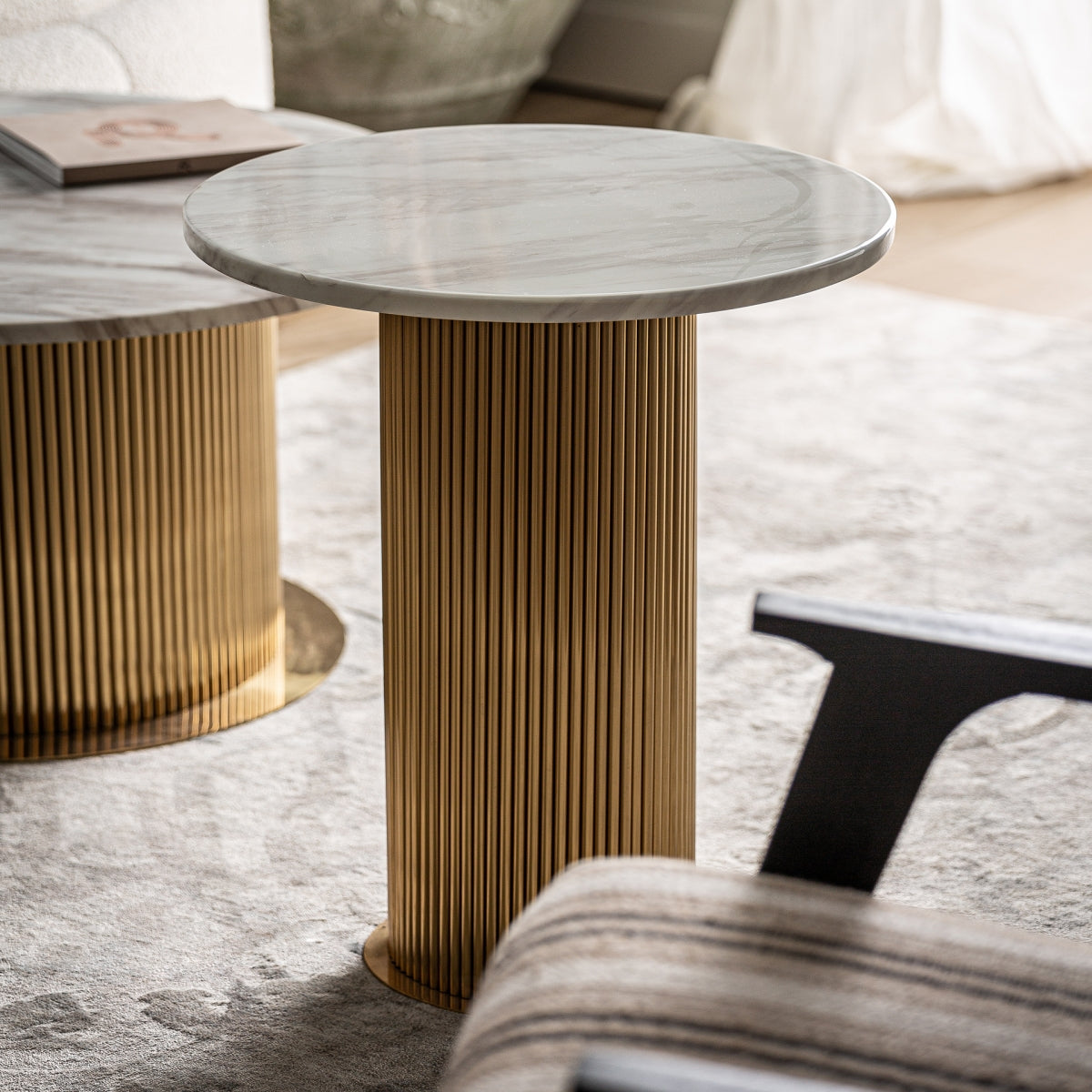 Table d'appoint en marbre blanc et laiton | VICAL Coen | REMO, mobilier et décoration d'intérieur