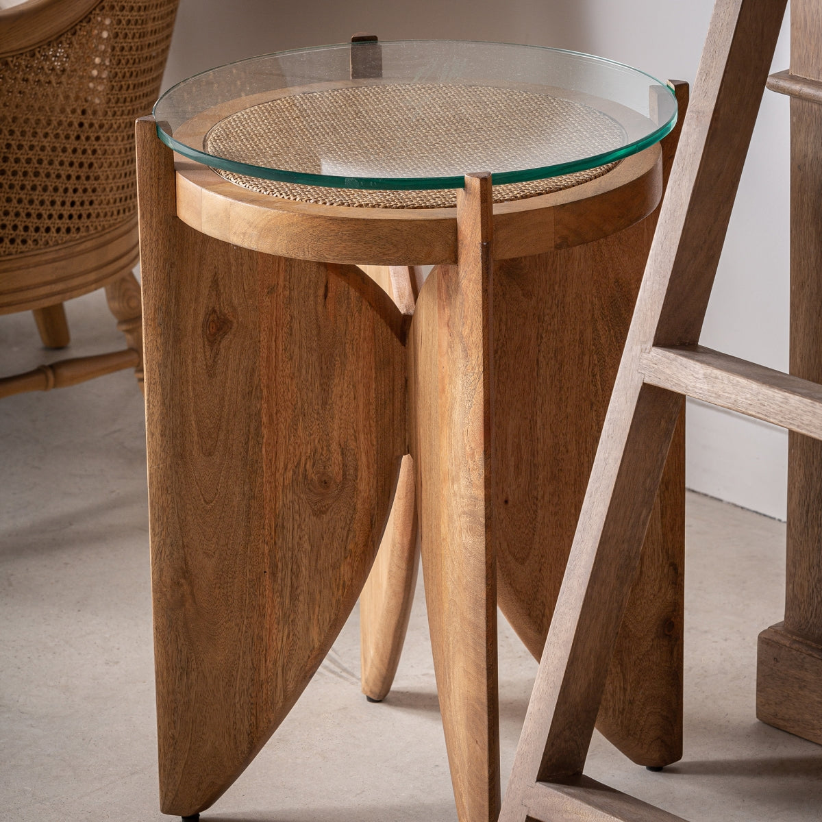 Table d'appoint en manguier et en verre | VICAL Riesa | REMO, mobilier et décoration d'intérieur