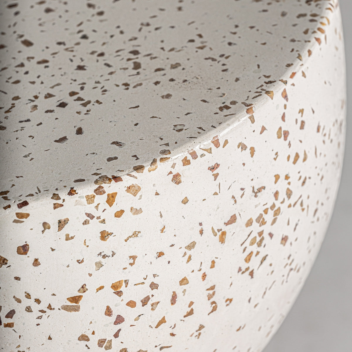 Table d'appoint en terrazzo blanc | VICAL Albenga | REMO, mobilier et décoration d'intérieur