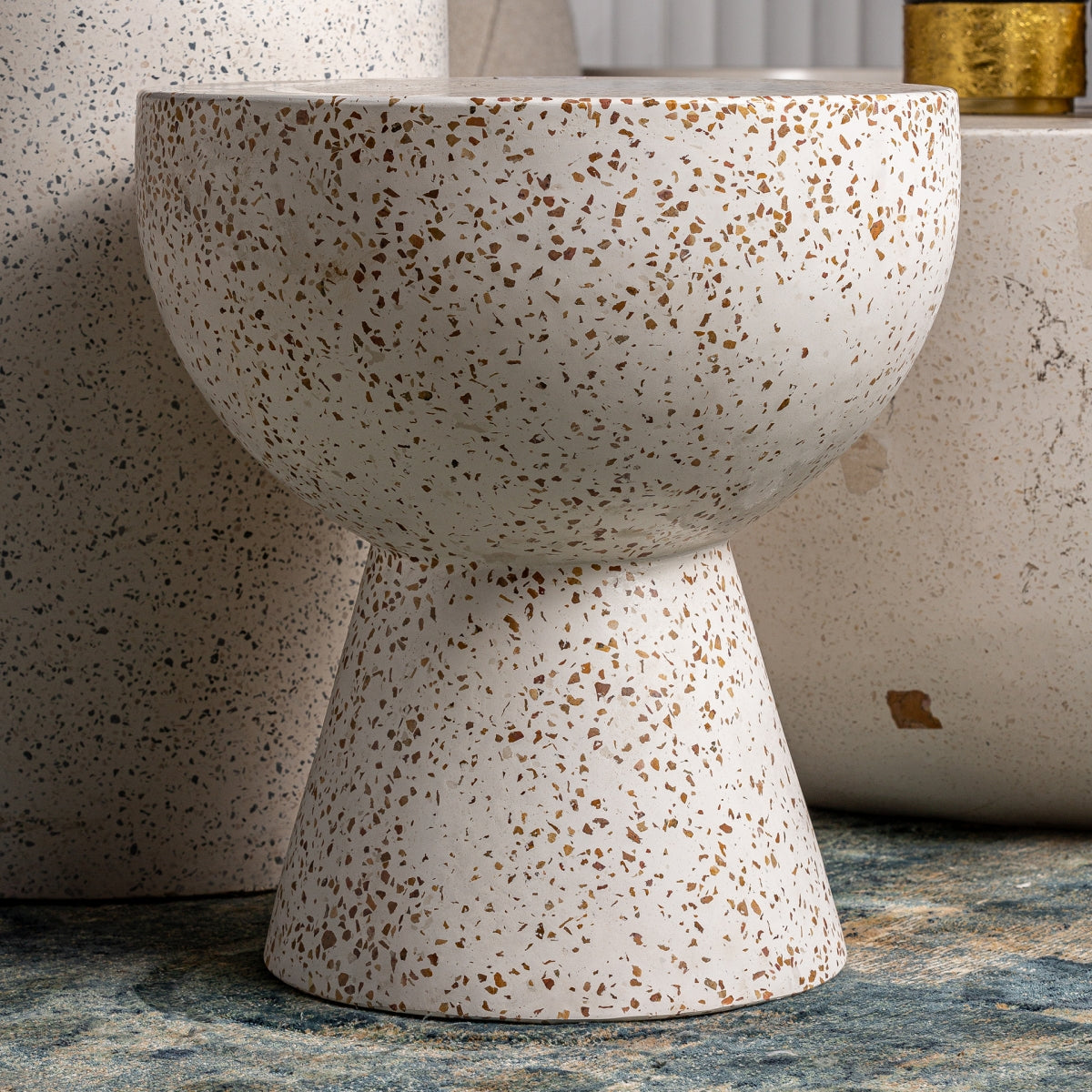 Table d'appoint en terrazzo blanc | VICAL Albenga | REMO, mobilier et décoration d'intérieur.