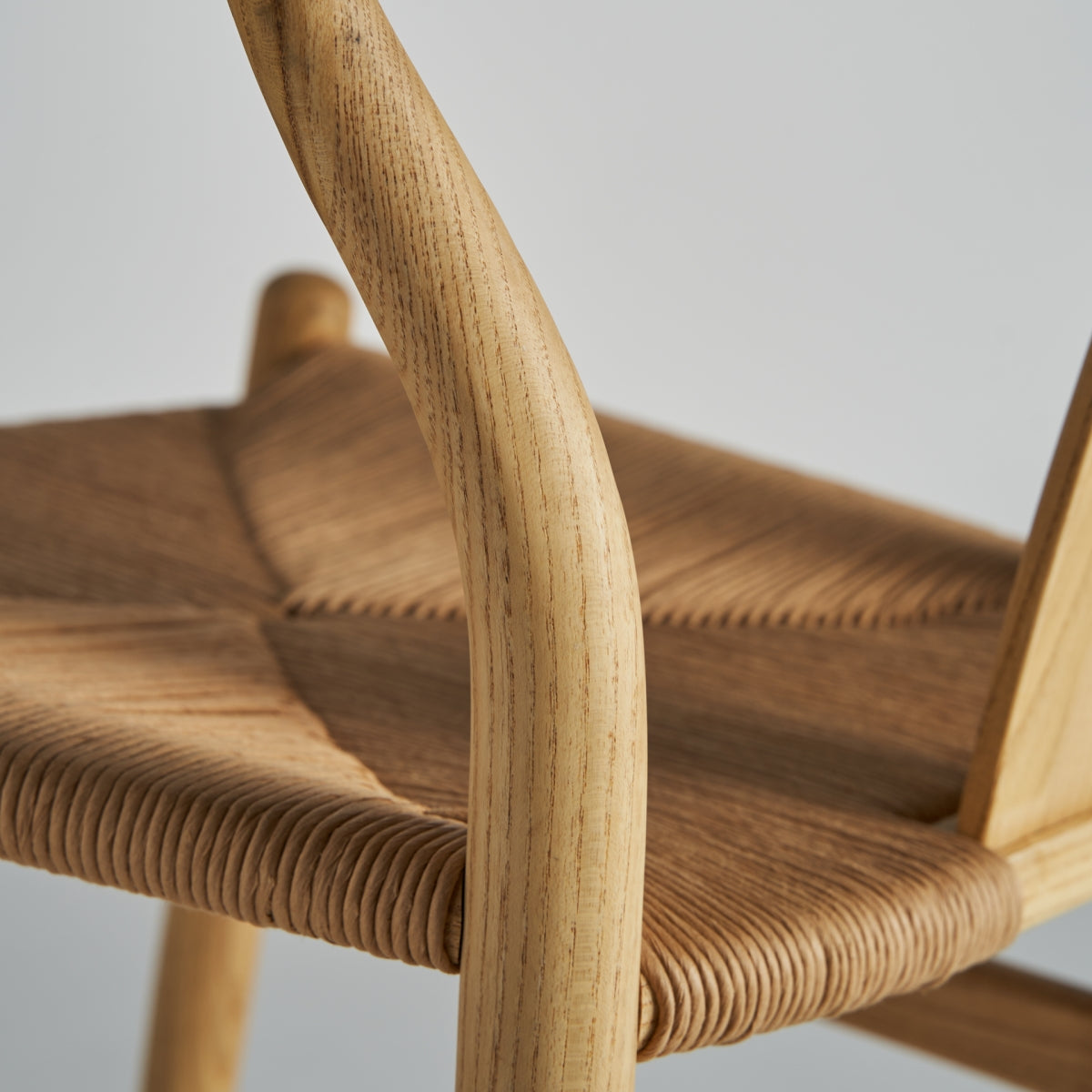 Chaise de salle à manger en bois d'orme | VICAL Wishbone | REMO, mobilier et décoration d'intérieur