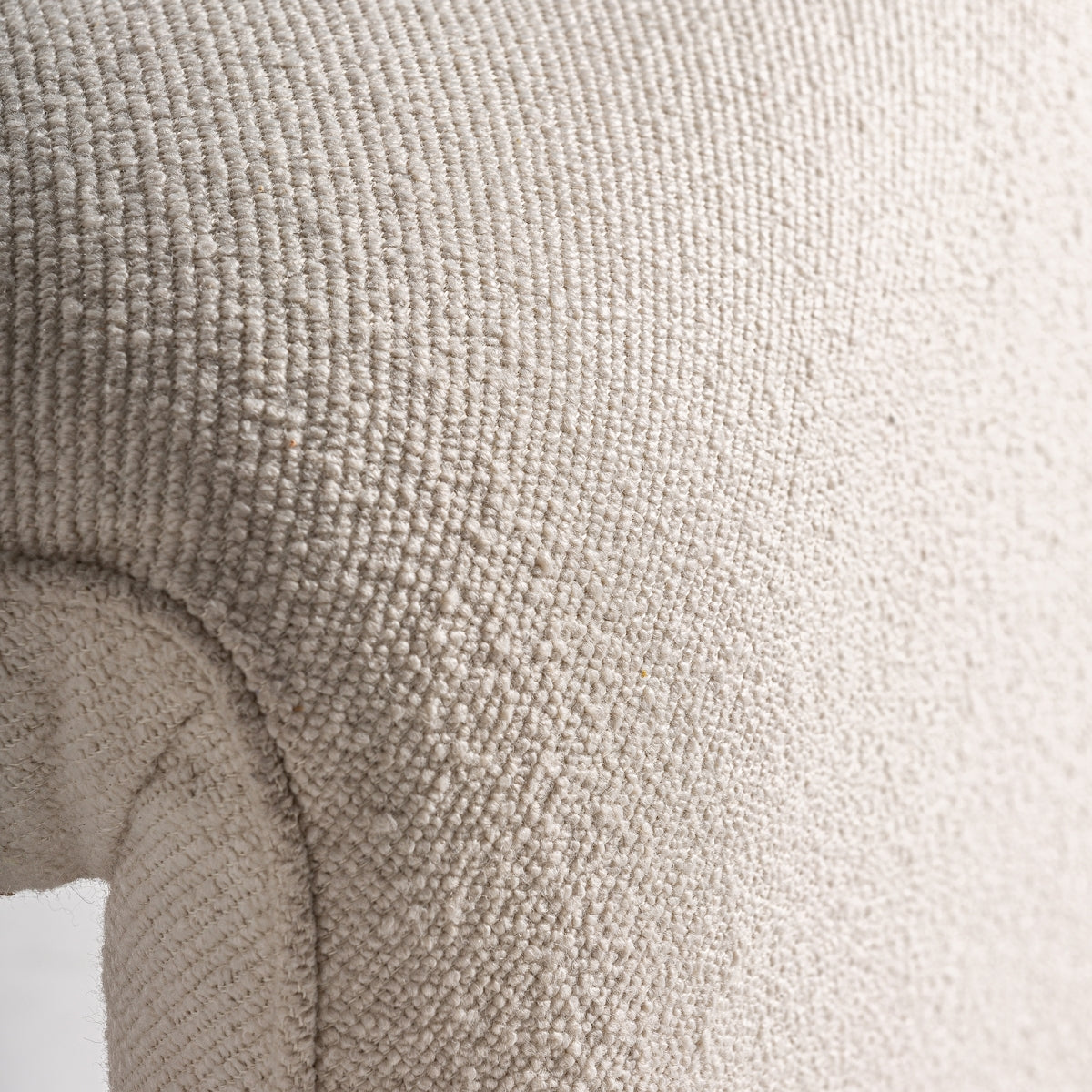 Fauteuil en tissu blanc cassé | VICAL Asberg | REMO, mobilier et décoration d'intérieur