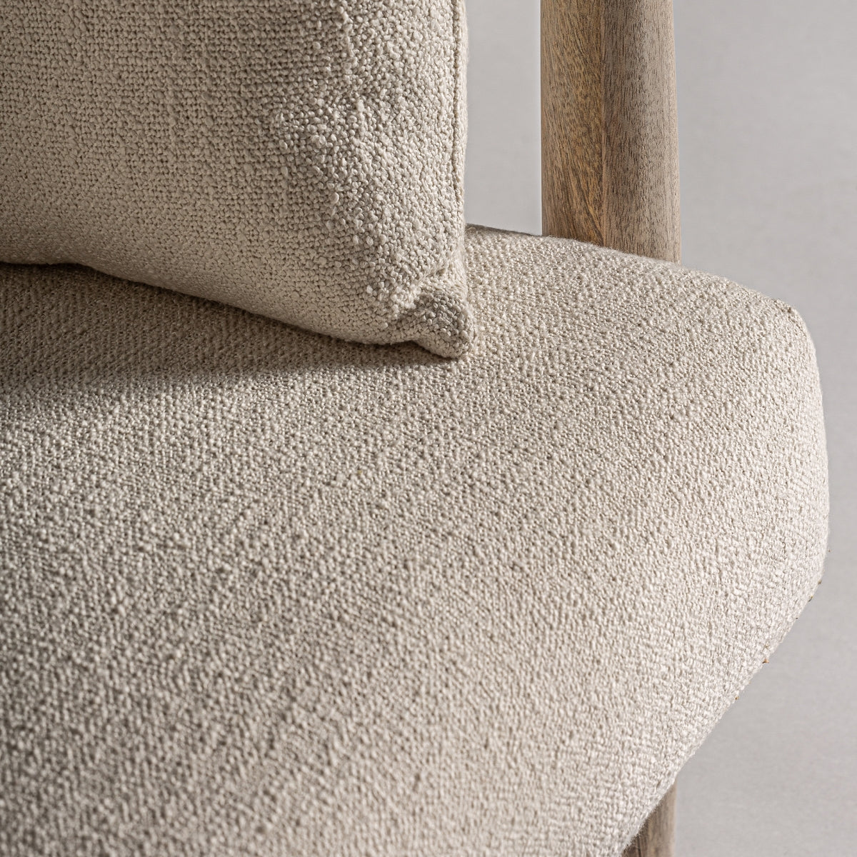 Fauteuil en tissu blanc cassé | VICAL Grebin | REMO, mobilier et décoration d'intérieur