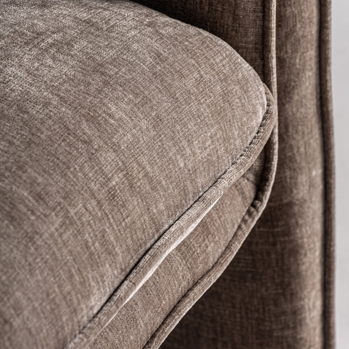 Fauteuil en tissu taupe | VICAL Karka | REMO, mobilier et décoration d'intérieur